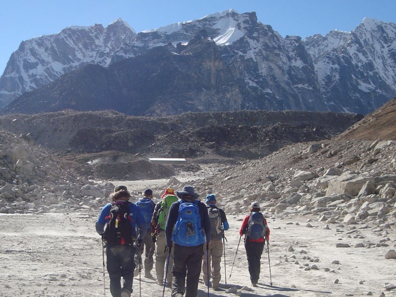 Trekkers heading to Everest base camp from Gorakhshep