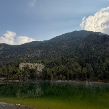 A stunning lake on the road to Manang